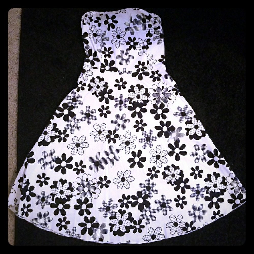 Adorable White & Black Summer Dress